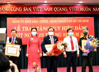 Các nhà khoa học tại Liên hiệp các Hội Khoa học và Kỹ Thuật TPHCM nhận huy hiệu 50, 40 tuổi Đảng năm 2021