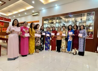 Hội viên Hội Nữ trí thức TPHCM quyên góp 30 triệu đồng ủng hộ quỹ Chung một tấm lòng