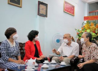 Phó Chủ tịch UBND TPHCM Phan Thị Thắng thăm nhà giáo tiêu biểu