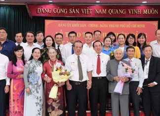 14 đảng viên Đảng bộ Khối Dân – Chính – Đảng TPHCM vinh dự nhận Huy hiệu Đảng đợt 7-11
