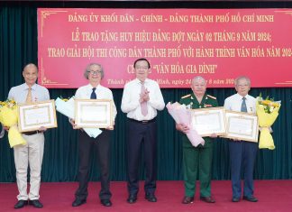 Đảng ủy Khối Dân – Chính – Đảng TPHCM trao Huy hiệu Đảng đến 29 đảng viên