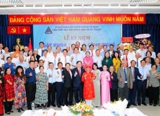 Trao tặng bằng khen, giấy khen đến các tập thể, cá nhân có thành tích xuất sắc nhân ngày 18/5