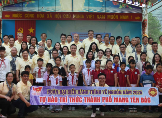 Đoàn đại biểu trí thức TP. Hồ Chí Minh thăm, tặng quà tại tỉnh Cao Bằng