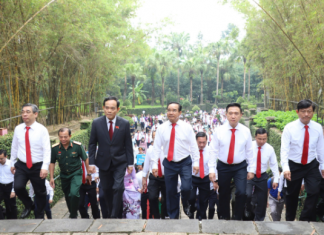 Đoàn đại biểu dự Đại hội Đảng bộ TPHCM tưởng nhớ các Vua Hùng và Đức Lễ Thành hầu Nguyễn Hữu Cảnh